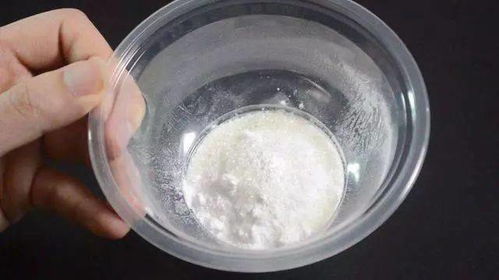 小苏打和白砂糖混合一起,放在厨房里,解决了家里的这个问题