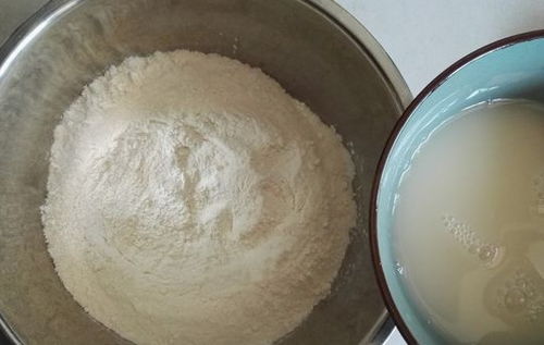 蒸馒头时,发好面别直接上锅蒸,多加一步,才能香软美味不回缩 面团