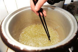 成都蜂蜜制假黑幕曝光 白糖和白矾兑水