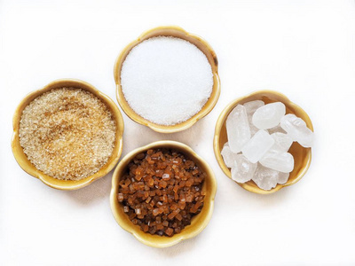 老木背竹碗中的白砂糖和红糖