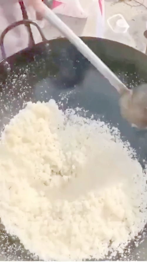 白糖炒成糖浆,加上炸好的红薯,就是一道地道的美食