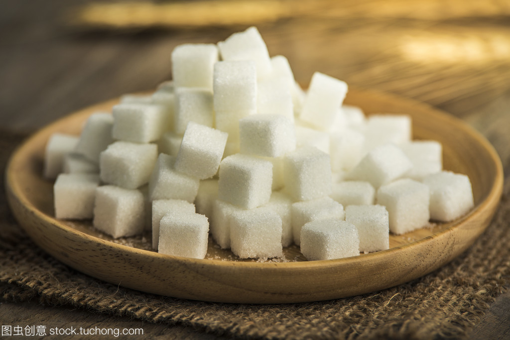 在一个木盘白糖