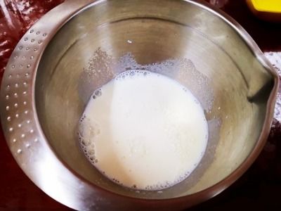 牛奶、蛋黄、白糖与红糖 家庭简易蛋挞液配方全解析