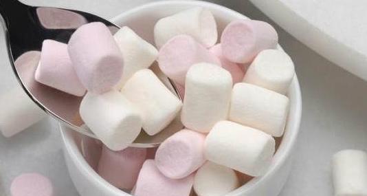 白糖变云朵 在家用白糖和淀粉自制棉花糖的甜蜜魔法